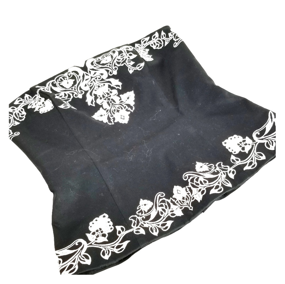 White House  Black  Market Size 2 -137